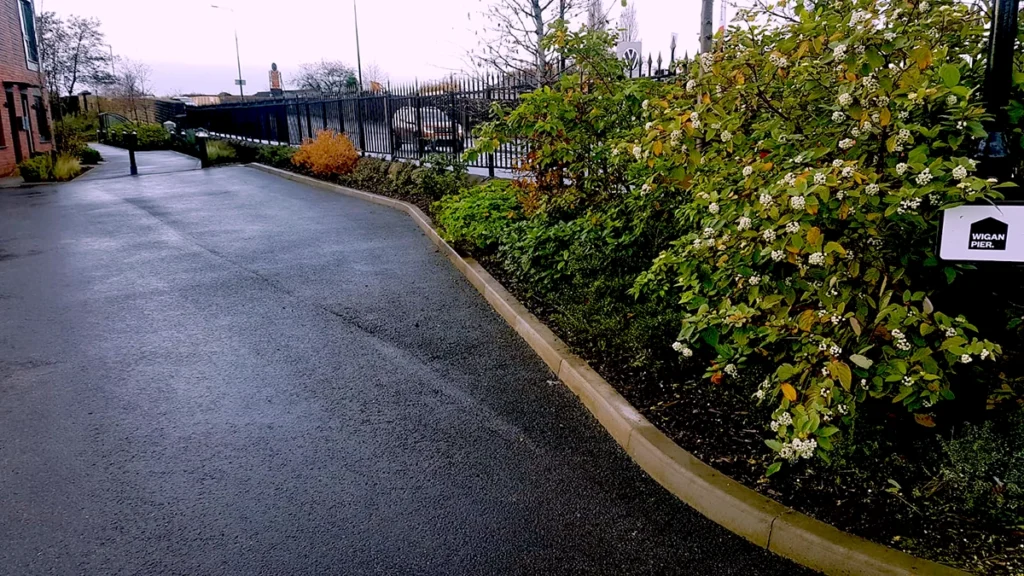 Commercial garden tidying with pruning and weeding services in wigan